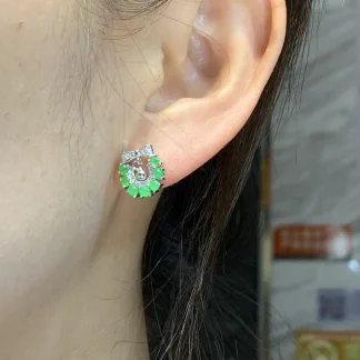冰阳绿蛋面花花款天然翡翠耳钉 S925 银 · 编号 93AF