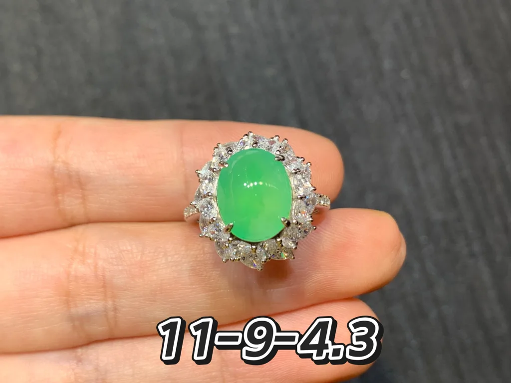 高冰甜阳绿天然翡翠蛋面戒指 S925 银 · 编号 61A6（图 1）