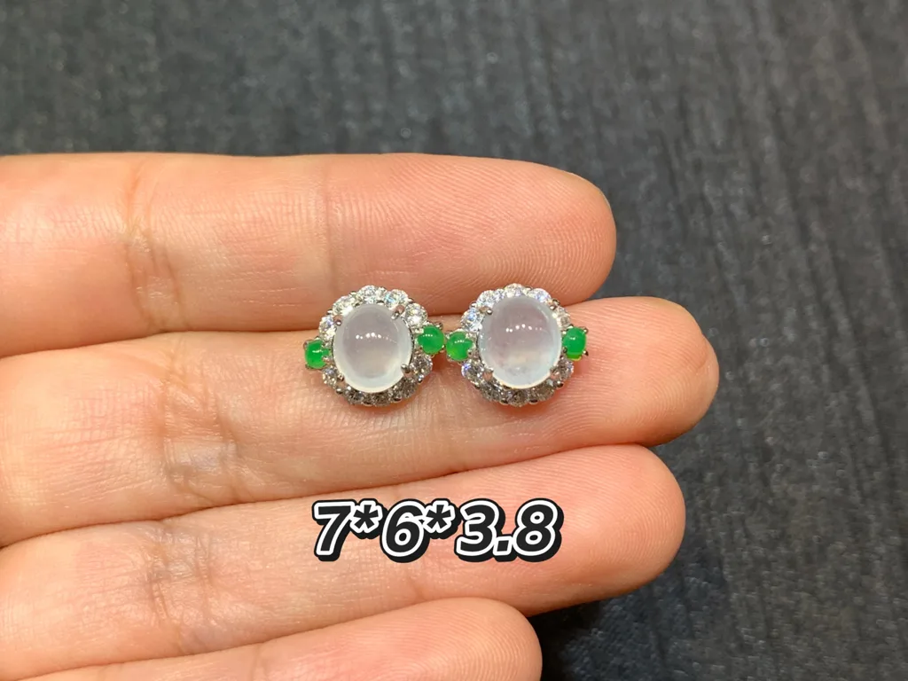 高冰荧光天然翡翠蛋面耳钉 S925 银 · 编号 B650（图 1）